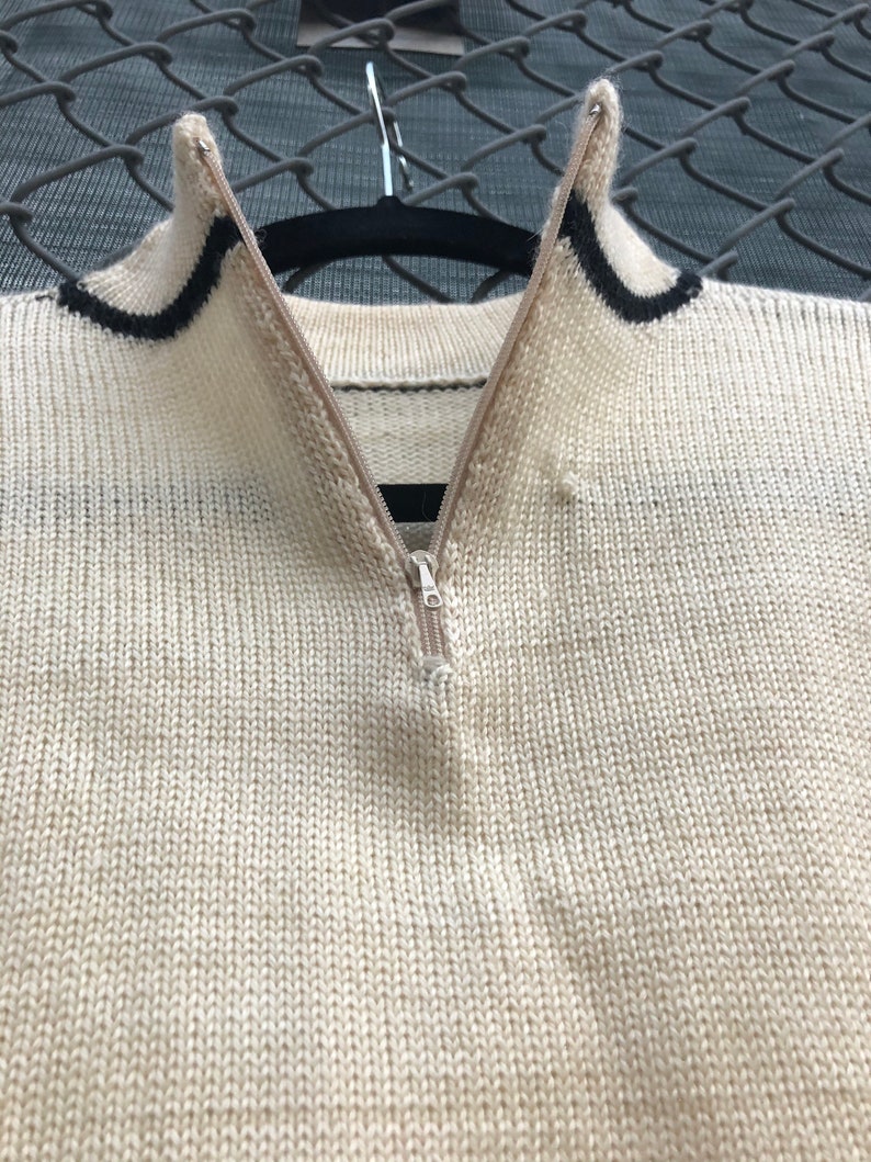 1970s ~ beige cream knit long sleeve pull over sweater w cat print