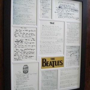 Puede incluir: Una colecci&oacute;n enmarcada de letras escritas a mano de los Beatles. Las letras se muestran en marcos blancos con un paspart&uacute; negro. Las letras incluyen "Hey Jude", "Taxman", "She's Leaving Home" y "Get Back".