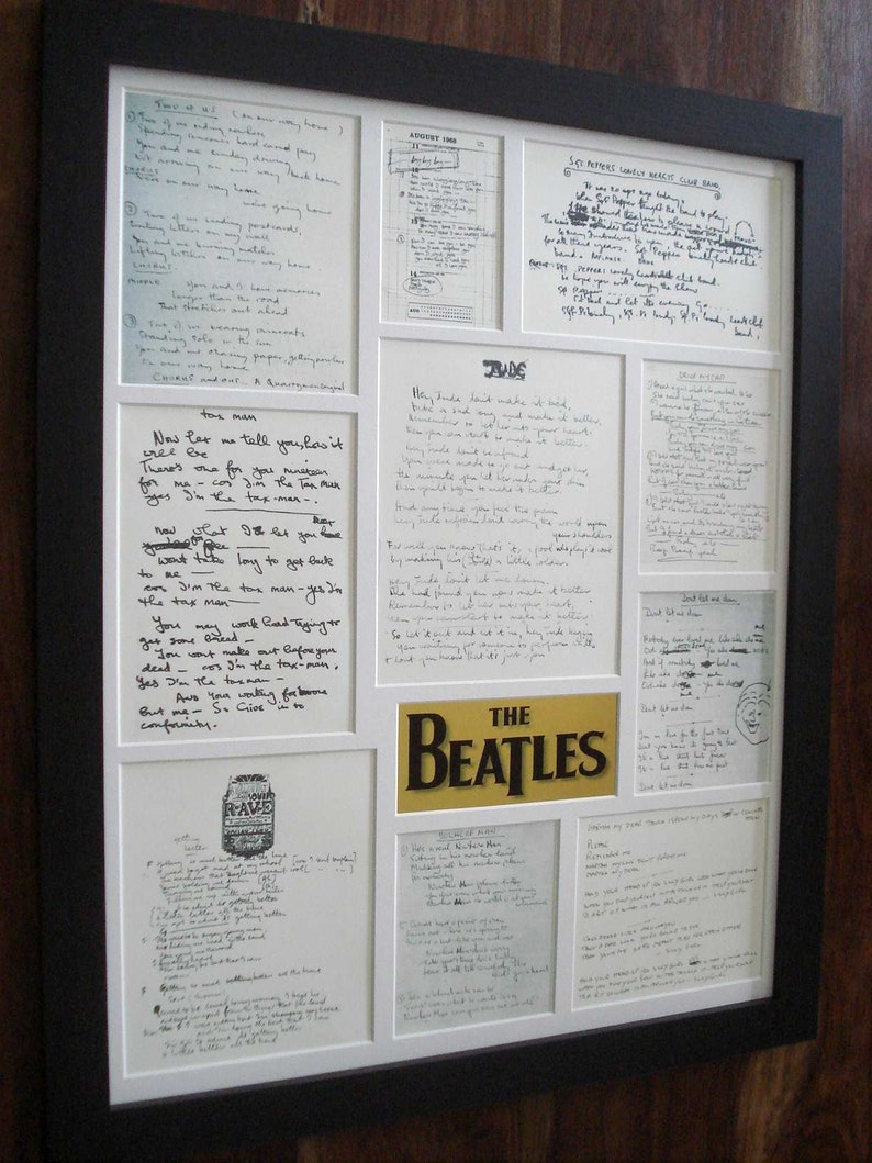 Puede incluir: Una colecci&oacute;n enmarcada de letras escritas a mano de los Beatles. Las letras se muestran en marcos blancos con un paspart&uacute; negro. Las letras incluyen "Hey Jude", "Taxman", "She's Leaving Home" y "Get Back".
