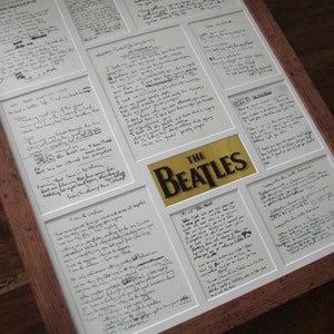 Il testo originale scritto a mano dei Beatles mostra il montaggio incorniciato n. 2