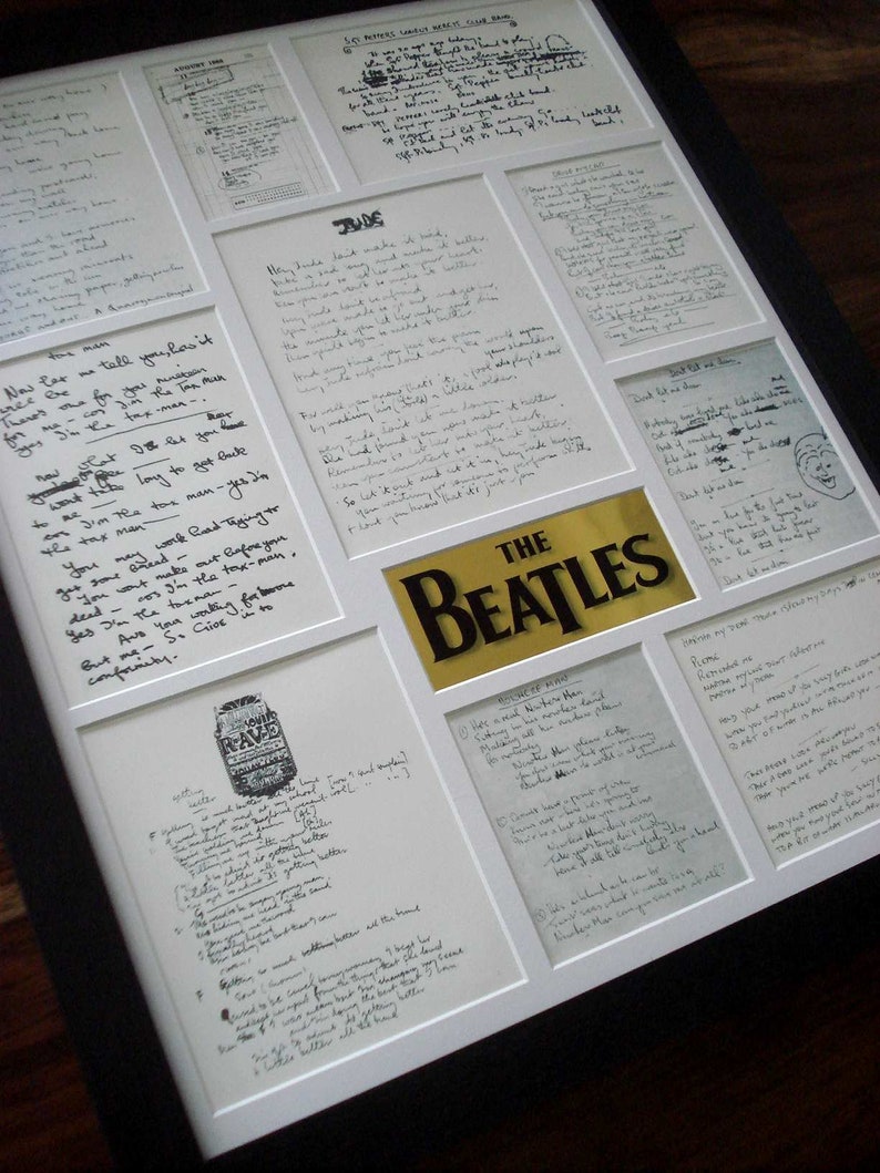Puede incluir: Una exposici&oacute;n enmarcada de letras escritas a mano de los Beatles, incluyendo las canciones "Hey Jude", "She's Leaving Home", "Help!" y "A Day in the Life". Las letras est&aacute;n escritas en tinta negra sobre papel blanco y est&aacute;n enmarcadas en un marco blanco con un passe-partout negro.
