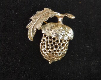 Vintage Sarah Coventry 1973 "Golden Acorn" Brooch / Pin / 6639