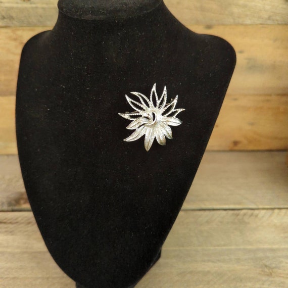 Vintage Sarah Coventry 1969 "Demi-Flower" Brooch … - image 3