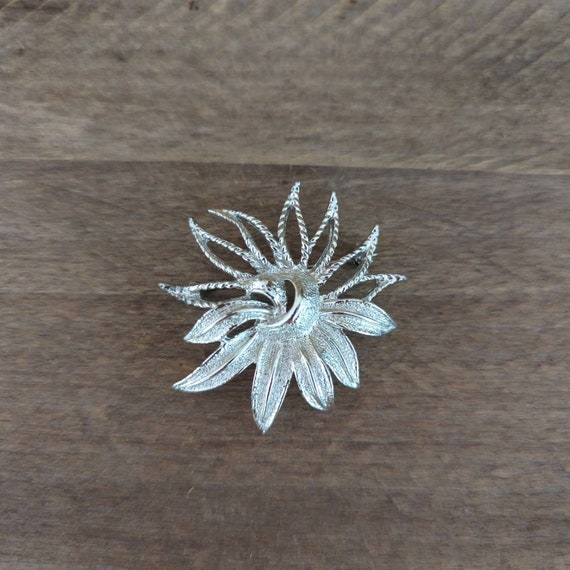 Vintage Sarah Coventry 1969 "Demi-Flower" Brooch … - image 4