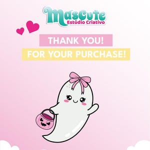 Op de afbeelding: Een cartoon spookje met een roze strik en een roze pompoenvormige tas. De afbeelding bevat de tekst "THANK YOU! FOR YOUR PURCHASE!" en het logo "Mascute Est&uacute;dio Criativo" op een roze achtergrond.