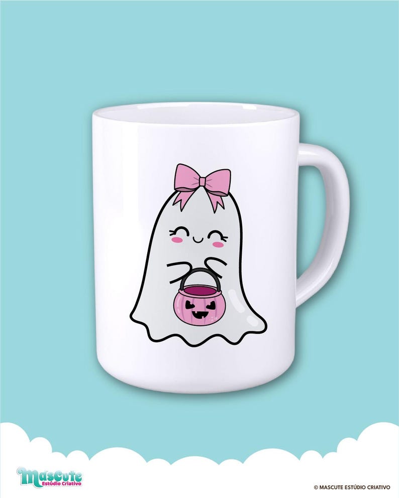 Op de afbeelding: Witte keramische mok met een cartoon spookontwerp. Het spook heeft een roze strik en houdt een roze pompoenemmer vast. De mok heeft een wit handvat en staat tegen een lichtblauwe achtergrond.