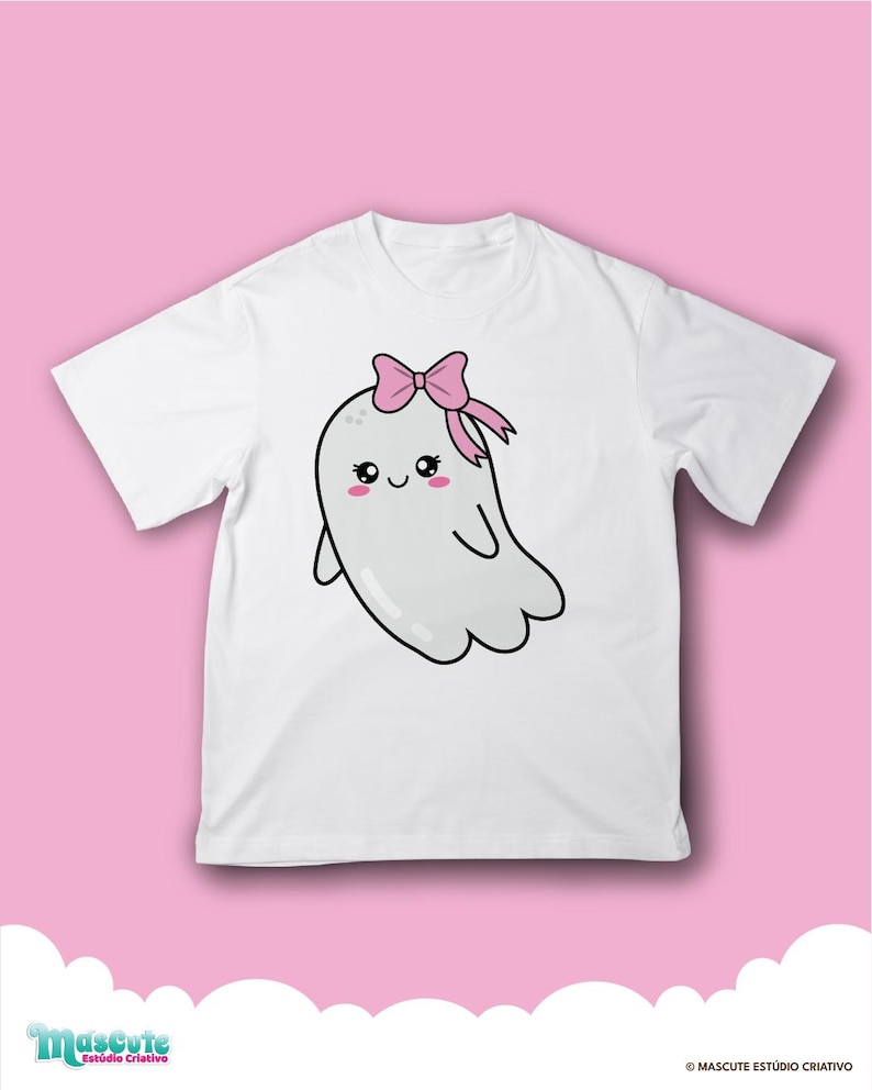 Op de afbeelding: Wit T-shirt met een cartoon spook met een roze strik. Het spook heeft een vriendelijke uitdrukking met roze wangen en grote ogen. Het ontwerp staat in het midden van het shirt, op een roze achtergrond.
