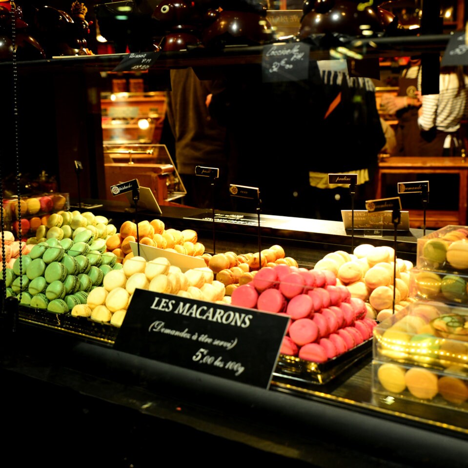 Photographie Parisienne, Photographie d'une Vitrine de Boulangerie en Macaron Dans Le Quartier Latin