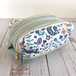 Trousse 3 compartiments fille en tissu motifs animaux bleus et double gaze vert de gris autre coloris au choix sur demande