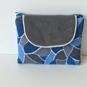 Carteira feminina em tecido estampado azul e cinza e veludo cinza, compartimentos para cartões e papéis, porta-moedas