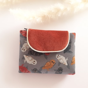 Portefeuille compagnon femme en tissu motifs chouettes sur fond gris et velours terracotta, compartiments cartes et papier, portemonnaie