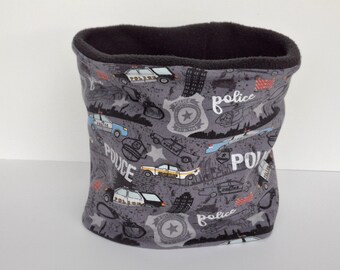 Bufanda tubular para niños, estampada con tipografía sobre fondo gris, forrada con forro polar negro.