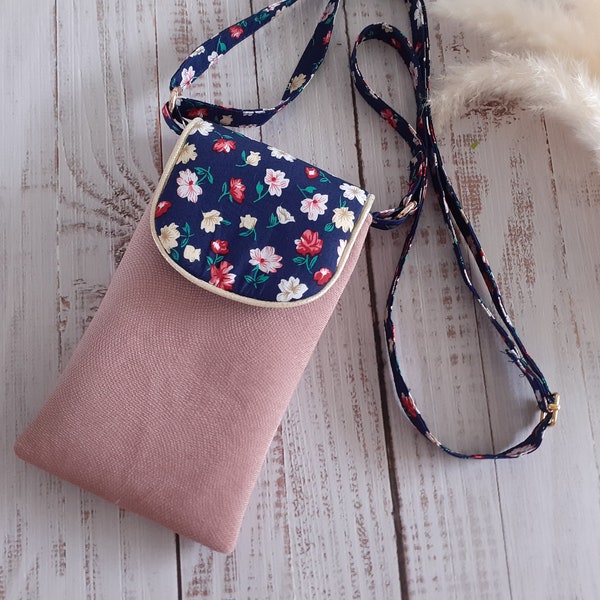 pochette téléphone portable avec bandoulière reglable pour smartphone ou iphone matelassé en velours rose poudré et coton fleuri