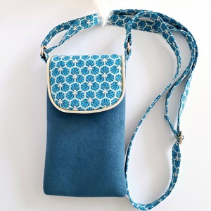 pochette téléphone portable avec bandoulière reglable pour smartphone ou iphone matelassé en velours bleu petrole et tissu riad bleu