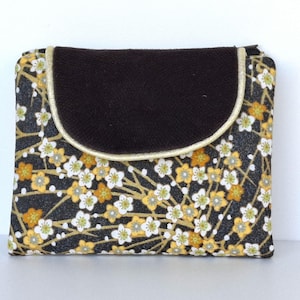 Portefeuille compagnon femme en tissu japonais fleurs jaune sur fond noir et velours noir, compartiments cartes et papier, portemonnaie