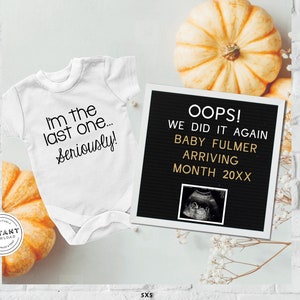 Pode incluir: Um macacão branco com o texto "I'm the last one... Seriously!" e um quadro de letras preto com o texto "OOPS! We did it again Baby Fulmer Arriving Month 20XX" e uma imagem de ultrassom. O quadro de letras é decorado com uma abóbora branca.