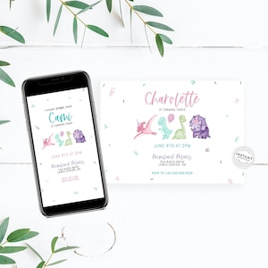 Puede incluir: Una invitación digital para una fiesta de cumpleaños con temática de dinosaurios para una niña llamada Charlotte. La invitación presenta un dinosaurio rosa, verde y morado con un globo rosa. El texto de la invitación dice "Charlotte cumple tres años" y "8 de junio a las 2:00 PM".
