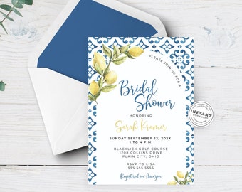 Op de afbeelding: Een uitnodiging voor een bruidsdouche met een blauw en wit tegelontwerp, met aquarel citroenen en groen. De uitnodiging bevat de tekst "Bridal Shower" en evenementdetails. Er is ook een envelop met een blauwe binnenkant.