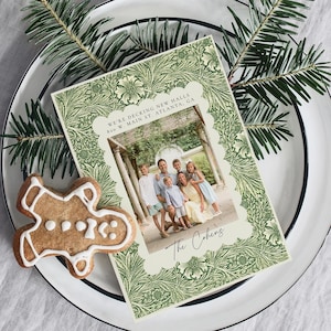 Decking New Halls Weihnachtskarte | Neues Zuhause für die Feiertage Weihnachtskarte | Familienfoto-Weihnachtskarte | Grünes traditionelles Weihnachtsfest