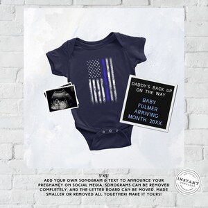 Puede incluir: Un body de beb&eacute; azul marino con un dise&ntilde;o de bandera estadounidense que presenta una l&iacute;nea azul. Tambi&eacute;n se incluye un tablero de letras negro con el texto "Daddy's Back Up On The Way Baby Fulmer Arriving Month 20XX" y una imagen de sonograma.