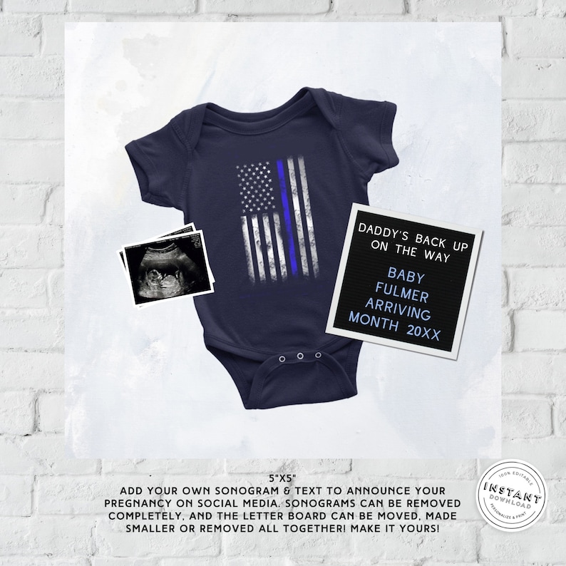 Puede incluir: Un body de beb&eacute; azul marino con un dise&ntilde;o de bandera estadounidense que presenta una l&iacute;nea azul. Tambi&eacute;n se incluye un tablero de letras negro con el texto "Daddy's Back Up On The Way Baby Fulmer Arriving Month 20XX" y una imagen de sonograma.