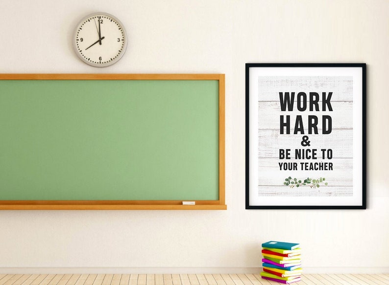 K&ouml;nnte beinhalten: Ein gerahmtes Klassenzimmerposter mit einem wei&szlig;en Holzmaserungshintergrund und schwarzem Text, der "Arbeiten Sie hart und seien Sie nett zu Ihrem Lehrer" lautet. In der rechten unteren Ecke des Posters befinden sich gr&uuml;ne Bl&auml;tter.