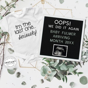 Könnte beinhalten: Ein weißer Baby-Body mit dem Text "I'm the last one... Seriously!" neben einer schwarzen Buchstaben-Tafel mit der Aufschrift "OOPS! WE DID IT AGAIN BABY FULMER ARRIVING MONTH 20XX" mit einem Ultraschallbild. Eukalyptusblätter umgeben die Artikel.