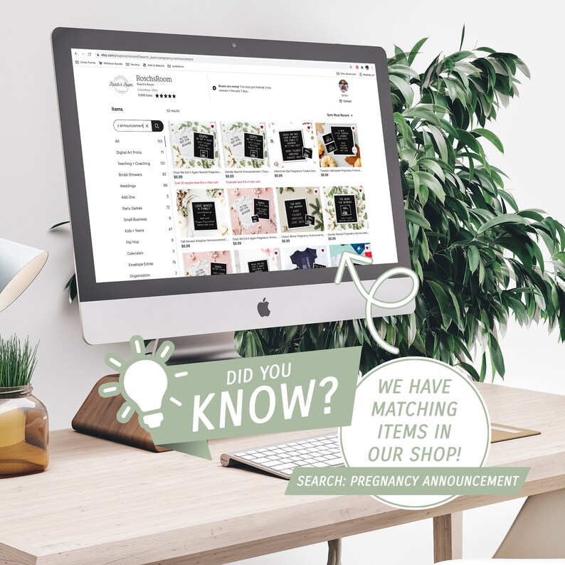 Puede incluir: Una pantalla de ordenador que muestra un sitio web con una variedad de productos digitales, incluidos dise&ntilde;os imprimibles y descargas digitales. El sitio web se llama "RoschsRoom" y el texto "&iquest;Sab&iacute;as que? &iexcl;Tenemos art&iacute;culos a juego en nuestra tienda! Buscar: Anuncio de embarazo" se muestra debajo de la pantalla.