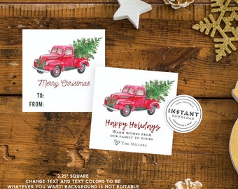 Puede incluir: Dos etiquetas de regalo imprimibles con una camioneta vintage roja que lleva un árbol de Navidad. La etiqueta superior dice "Feliz Navidad" con espacio para escribir "Para:" y "De:". La etiqueta inferior dice "Felices Fiestas" con el texto "Saludos cordiales de nuestra familia a la suya" y "Los Miller".