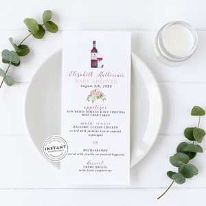 Può includere: Un menu per baby shower rosa e bianco con un'illustrazione ad acquerello di una bottiglia di vino e un bicchiere. Il menu include opzioni di antipasti, piatti principali e dessert. Il testo recita "Elizabeth Katherines Baby Shower August 8th, 20XX".