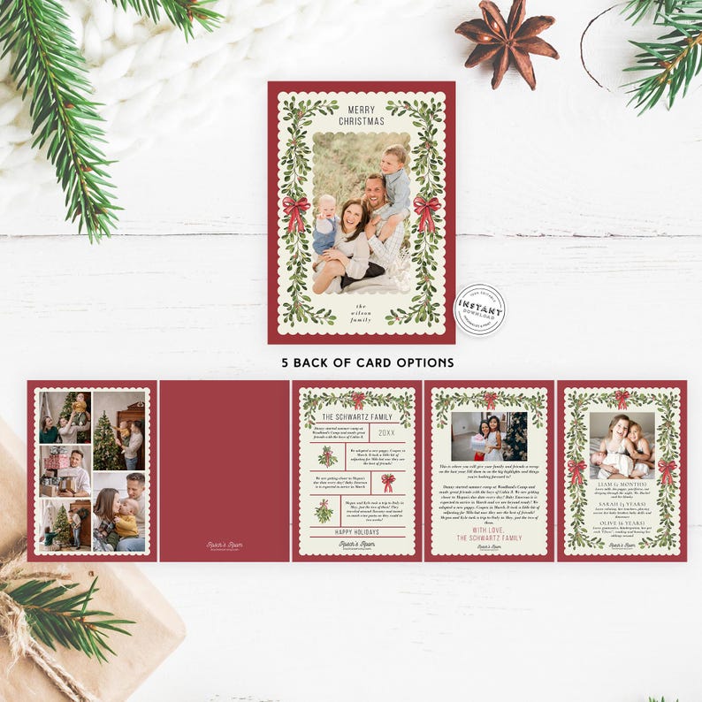 K&ouml;nnte beinhalten: Eine Weihnachtskartenvorlage mit rotem Rand und einem gr&uuml;nen Kranz mit roten Schleifen. Der Kranz enth&auml;lt ein Foto einer vierk&ouml;pfigen Familie. Die R&uuml;ckseite der Karte bietet verschiedene M&ouml;glichkeiten zur Personalisierung, darunter eine Familienfotocollage, den Familiennamen und das Jahr sowie eine Nachricht.