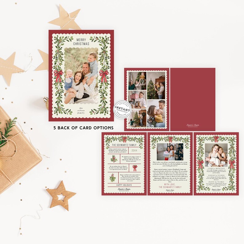 K&ouml;nnte beinhalten: F&uuml;nf verschiedene R&uuml;ckseitenoptionen f&uuml;r eine Weihnachtskarte. Die Karte hat einen roten Hintergrund mit einem wei&szlig;en Rand und einen gr&uuml;nen Kranz mit roten Schleifen. Der Text "Frohe Weihnachten" ist oben auf der Karte in Schwarz gedruckt. Der Text "The Schwartz Family 2024" ist unten auf der Karte in Schwarz gedruckt.