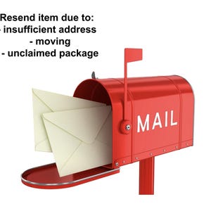 Könnte beinhalten: Ein leuchtend roter Briefkasten mit dem Wort "MAIL" in weißer Schrift. Zwei cremefarbene Umschläge befinden sich darin. Text über dem Briefkasten: "Artikel erneut senden aufgrund von: - unzureichender Adresse - Umzug - nicht abgeholtem Paket."