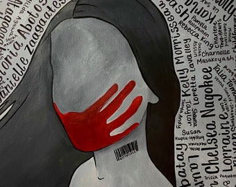 Op de afbeelding: Een zwart-wit schilderij van een persoon die een rood masker draagt met een handafdruk erop. Het masker heeft een barcode met de tekst "NOT FOR SALE". De achtergrond is gevuld met zwarte tekst.