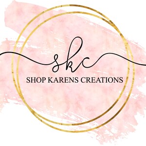 Peut inclure: Un fond aquarelle rose avec un cadre double cercle dor&eacute;. Le texte "skc SHOP KARENS CREATIONS" est &eacute;crit en noir.