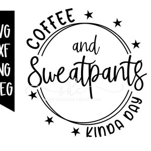 Puede incluir: Diseño gráfico en blanco y negro con el texto "Coffee and sweatpants kinda day" en un círculo rodeado de estrellas.