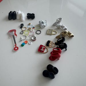 1/12 Tbleague phicen accessories package. Includes shoes , purses, necklaces, bracelets and more.  Does not include dress.