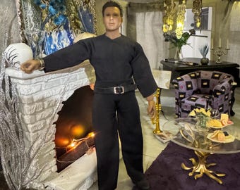 TM02A, traje masculino grande de Tbleague de 6 pulgadas, de licra, sin cordones. Ajustado y sin cordones. Incluye zapatos negros, pantalones, camiseta de manga larga y cinturón.