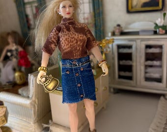 Minifalda vaquera a escala 1/12 para muñecas Phicen. Incluye top, zapatos, bolso, collar y pulseras.