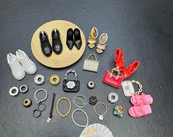 1/12 Tbleague phicen accessories package. Includes black pump, sandals, purses, necklaces, bracelets, anklets.  Does not include dress.