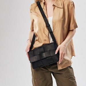 Leder gewebte Tasche, schwarze gewebte Tasche für Frauen, gewebte Crossbody-Tasche, gewebte Schultertasche, kundenspezifische gewebte Tasche, gewebte Schultertasche, Geschenk für Mutter