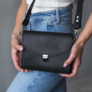 Kleine Leder Crossbody Taschen für Frauen, kleine Leder Crossbody Geldbörse, personalisierte Crossbody Geldbörse, handgemachte Leder Umhängetasche