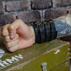 Leren armband met gesp, leren brede armband, manchetarmband voor heren, leren armband op maat voor heren, handgemaakte armband voor heren