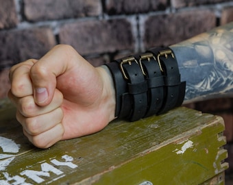 Bracciale in pelle con fibbia, Bracciale largo in pelle, Bracciale rigido da uomo, Bracciale in pelle personalizzato da uomo, Bracciale fatto a mano da uomo