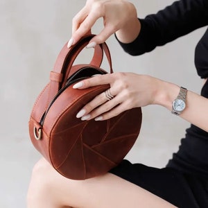 Leather round bag handmade, Round crossbody bag leather, Custom round bag, Leather circle bag, Custom circle bag, Leather circular bag