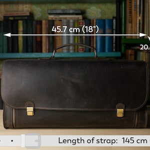 Pu&ograve; includere: Una valigetta in pelle marrone scuro con una maniglia in ottone e due chiusure in ottone. La valigetta misura 45,7 cm di larghezza per 20,3 cm di altezza. La tracolla &egrave; lunga 145 cm.