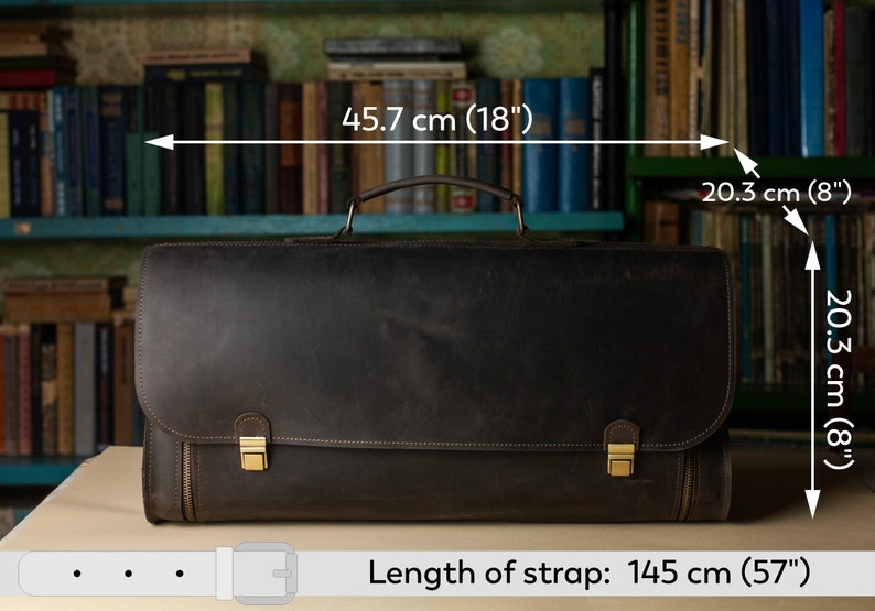 Pu&ograve; includere: Una valigetta in pelle marrone scuro con una maniglia in ottone e due chiusure in ottone. La valigetta misura 45,7 cm di larghezza per 20,3 cm di altezza. La tracolla &egrave; lunga 145 cm.