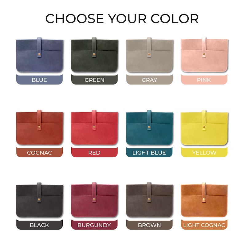 Op de afbeelding: Een selectie van 12 leren tasjes in verschillende kleuren, waaronder blauw, groen, grijs, roze, cognac, rood, lichtblauw, geel, zwart, bordeaux, bruin en licht cognac. Elk tasje heeft een klep met een gouden knoopsluiting.