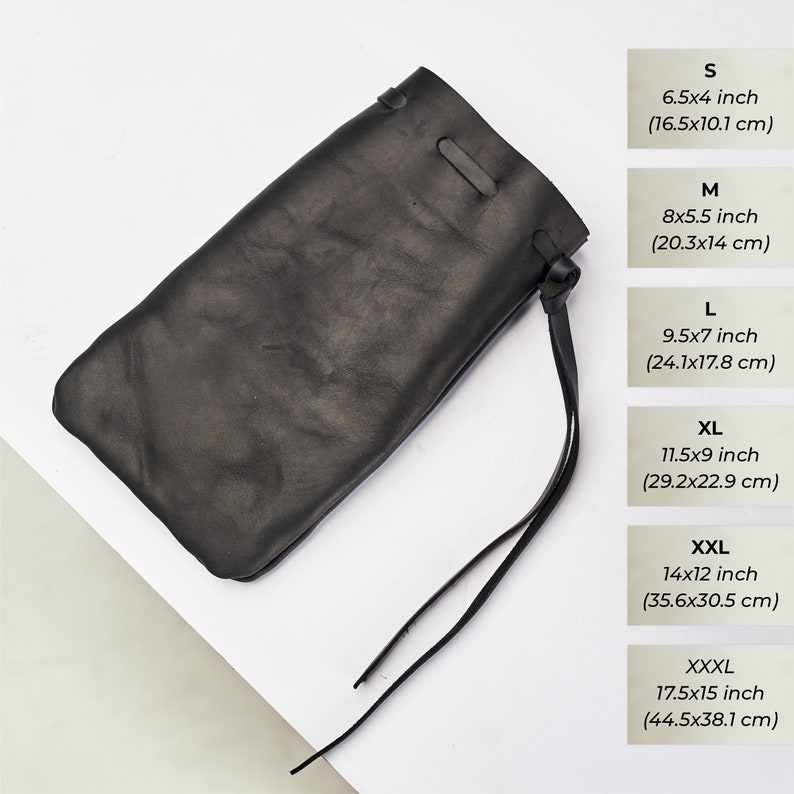 Pu&ograve; includere: Borsa in pelle nera con chiusura a coulisse e un cinturino lungo. La borsa &egrave; disponibile in sei misure: S (16,5 x 10,1 cm), M (20,3 x 14 cm), L (24,1 x 17,8 cm), XL (29,2 x 22,9 cm), XXL (35,6 x 30,5 cm) e XXXL (44,5 x 38,1 cm).