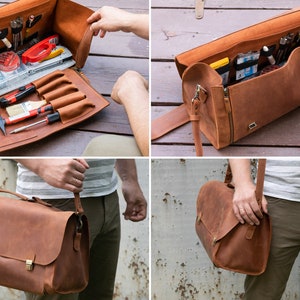 Pu&ograve; includere: Una borsa porta attrezzi in pelle marrone con pi&ugrave; tasche e scomparti. La borsa &egrave; aperta e piena di attrezzi, tra cui un martello, cacciaviti e un metro a nastro. La borsa ha una tracolla e un manico.